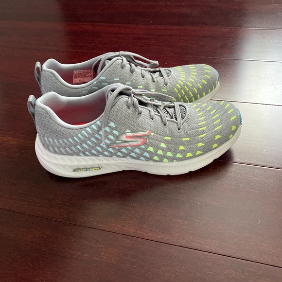 Skechers running sneaker size 9 - Picture 3 of 4